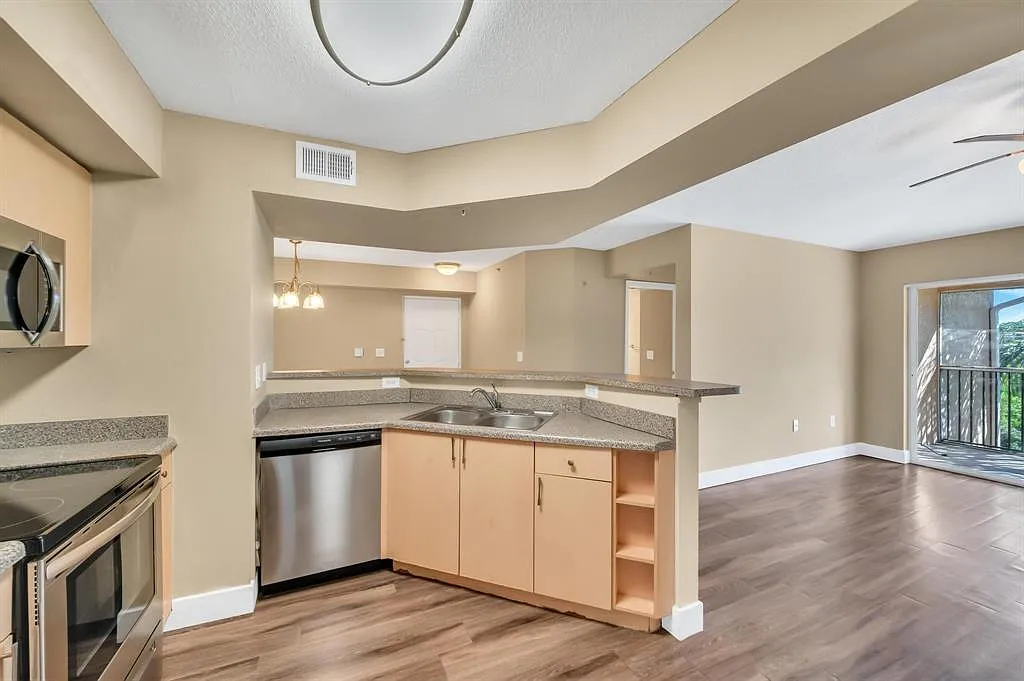 2 bed, 2.0 bath, 1067 sqft, $2,095 — Photo 2