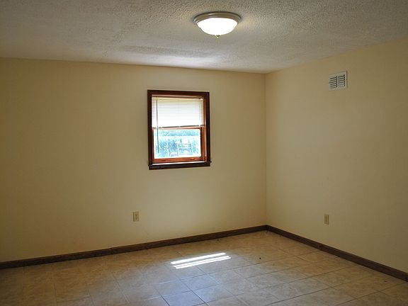 2nd image of 27 Soundridge Ln