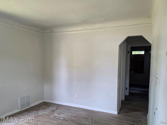 4th image of 19384 Dresden St