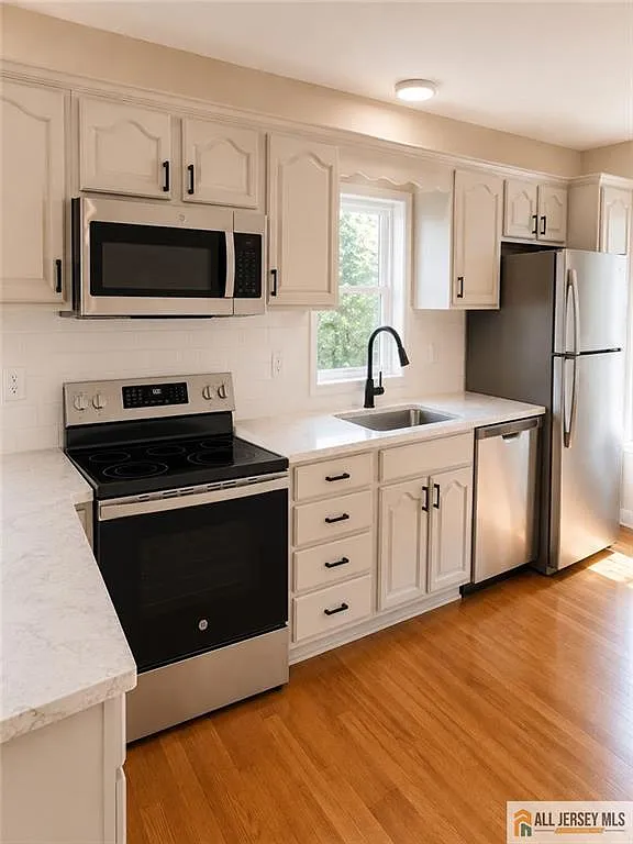 3 bed, 2.0 bath, 1562 sqft, $2,900 — Photo 2