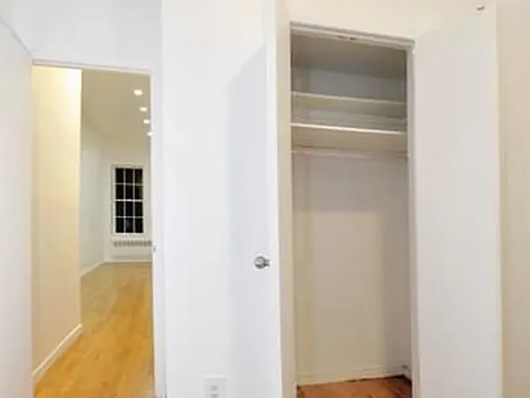 220 W 20th St #1RW — Photo 8