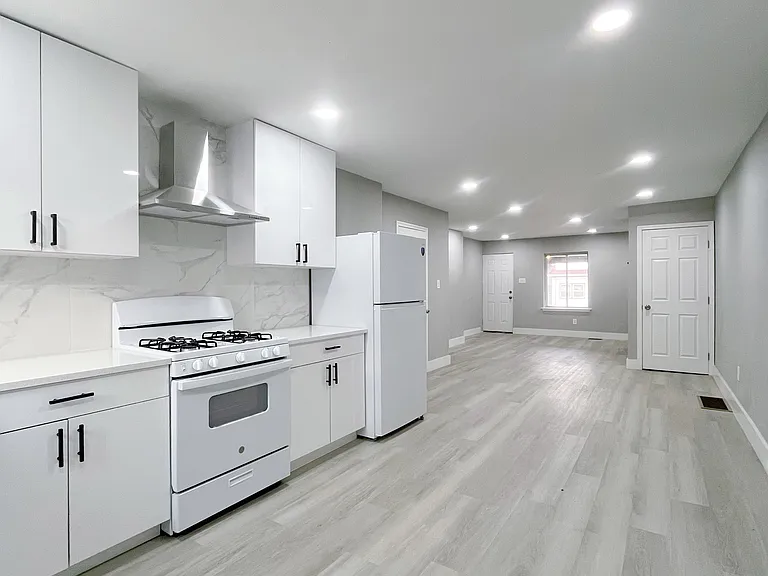 307 N 10th St — Photo 5