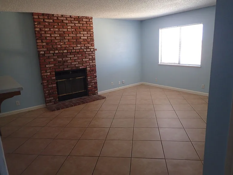 1008 W Atkins Ave — Photo 5