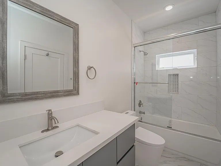 4526 1/2 Saint Charles Pl — Photo 8