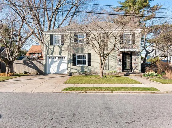 43 Betsey Williams Dr, Cranston, RI 02905