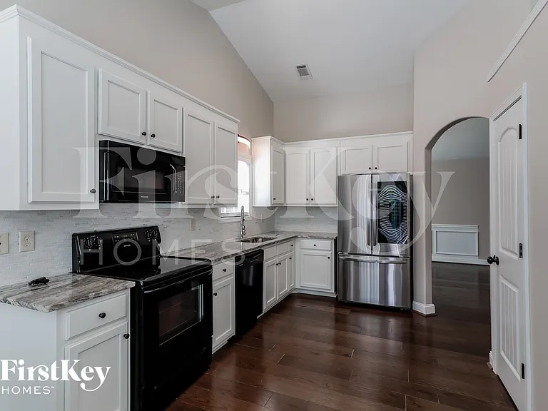 114 Colonial Ct — Photo 5