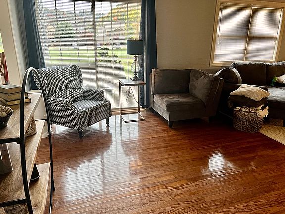 4th image of 250 E Cedar Dr
