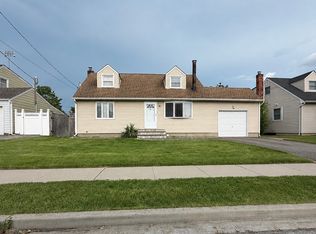 18 Seymore Ln, Hicksville, NY 11801