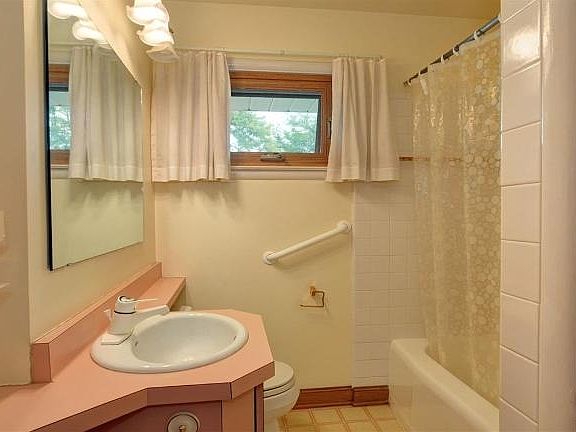 5th image of W237N6550 Orchard Dr