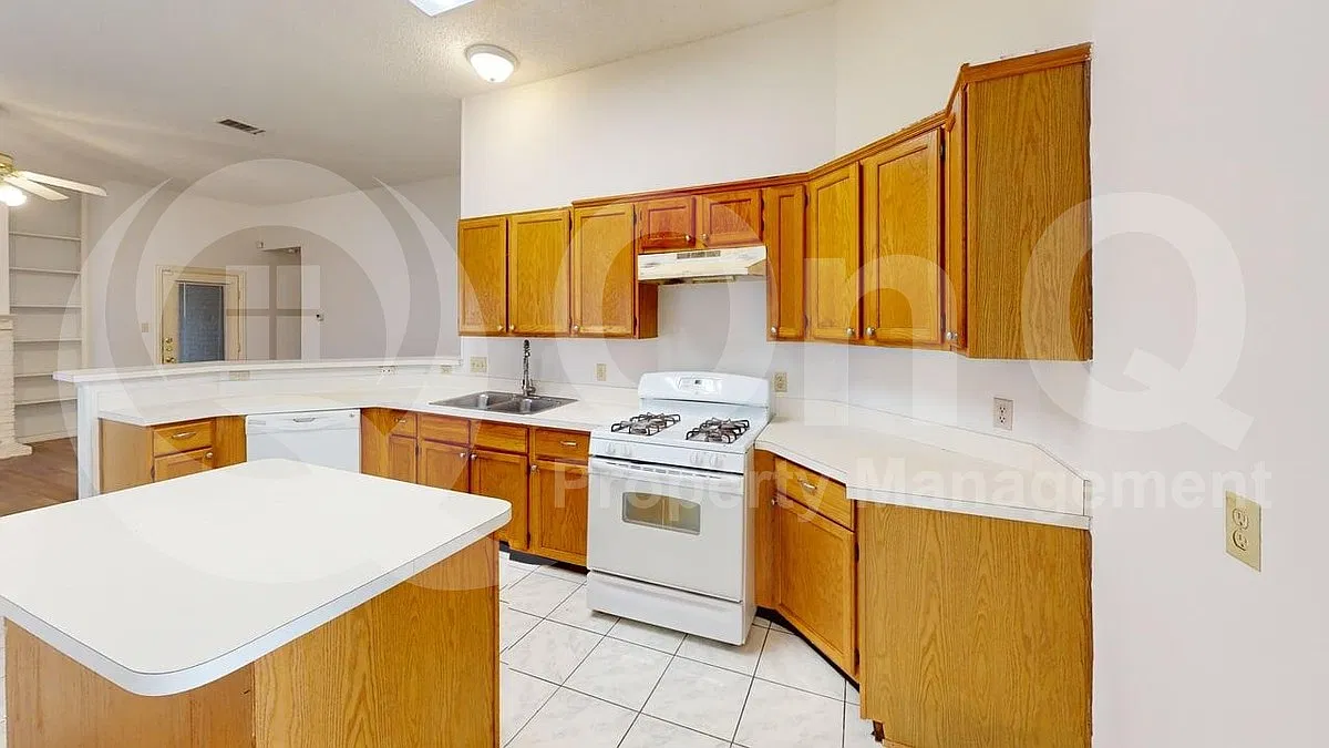 3 bed, 2.0 bath, 1771 sqft, $2,099 — Photo 3