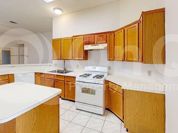 3rd image of 733 Rockett Ln