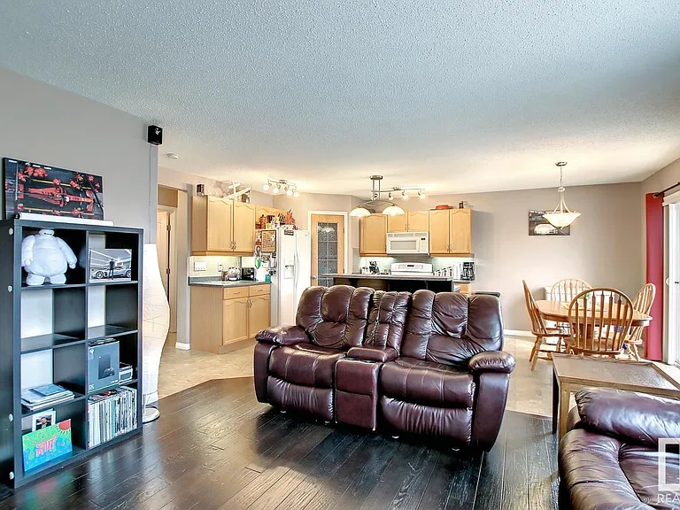 179 Chestermere Cres — Photo 3
