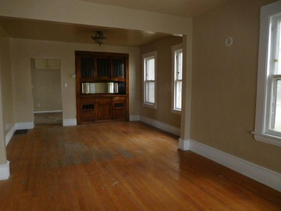 4th image of 2501 5th St NE