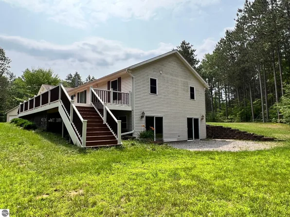 6662 E 26 1/4 Rd, Cadillac, MI 49601