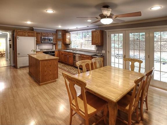HUGE EAT IN KITCHEN