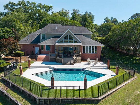 3rd image of 610 Summerbrooke Dr