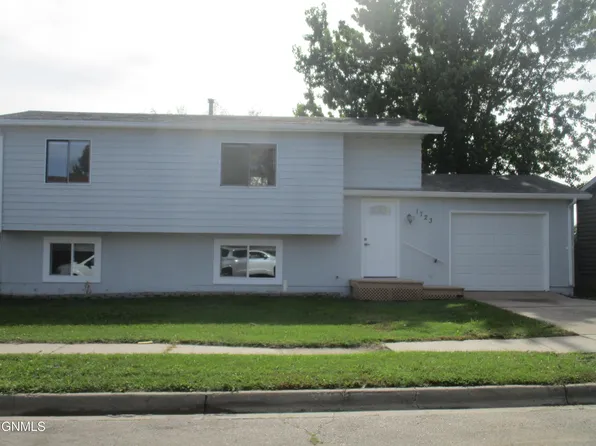1723 30th St W, Williston, ND 58801