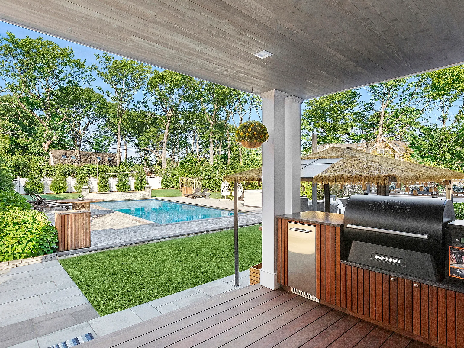 9 Seaside Avenue Your Ultimate Hamptons Retreat — Photo 2