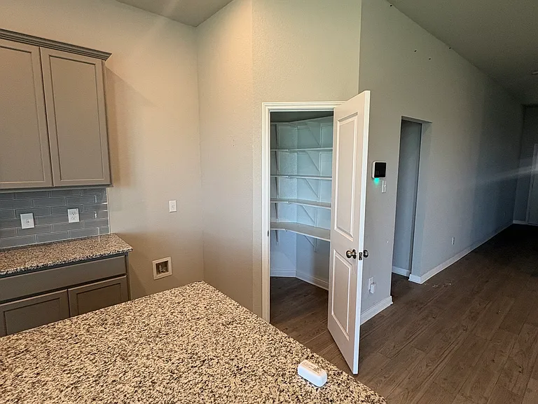 11600 Solar St — Photo 3
