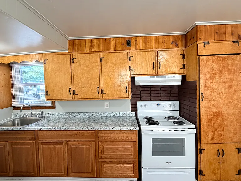 202 Hallock Ave — Photo 5