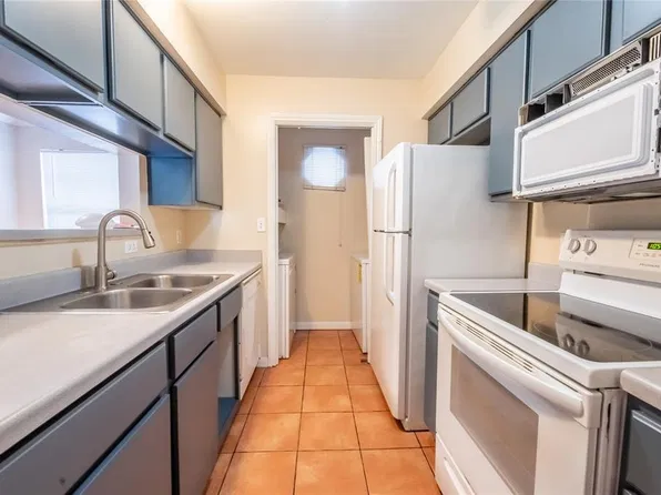 501 W 26th St APT 323, Austin, TX 78705