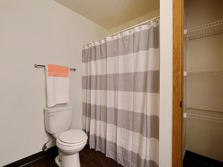 Fargo, ND Park Place Apartments | Bathroom