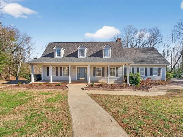 294 Hillcrest Hts, Cornelia, GA 30531