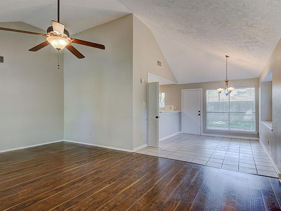 3rd image of 412 Meadowpoint Dr
