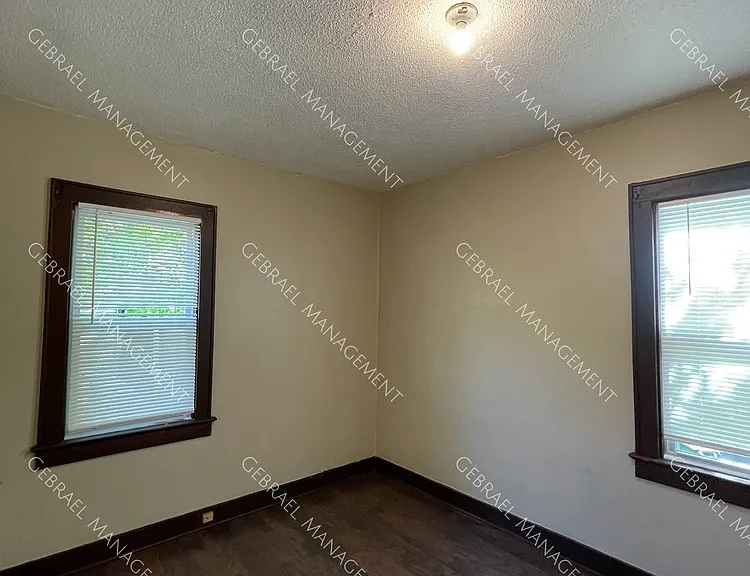 916 Perry St — Photo 23