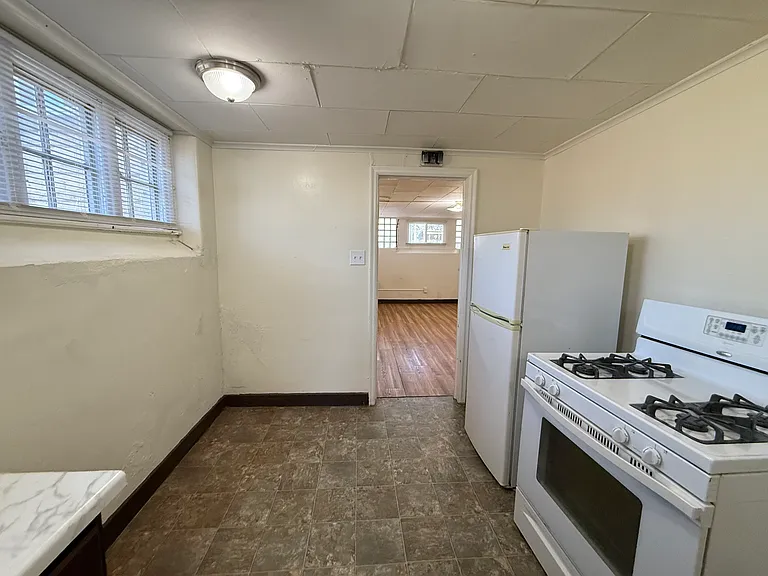 231 W 4th St #4 — Photo 18