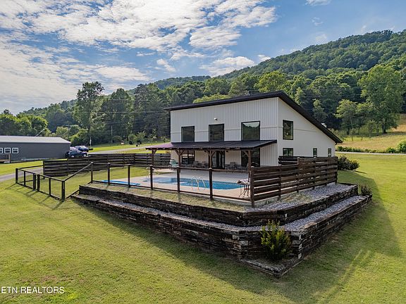 3rd image of 1352 Dutch Valley Rd