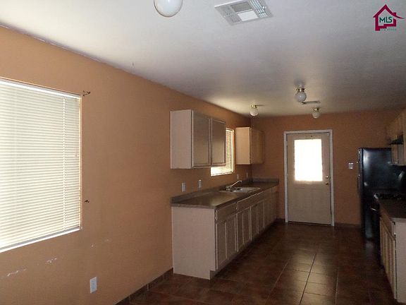 5th image of 901 S Manzanita St