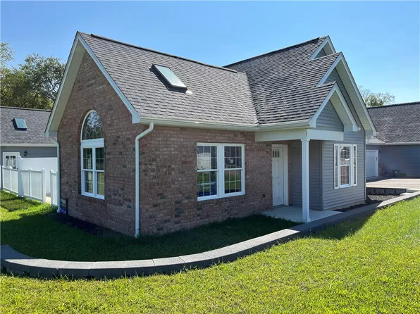 112 White Fox Ct #32, Ellwood City, PA 16117