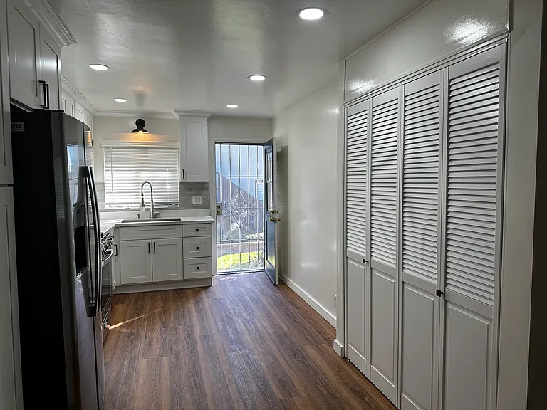 741 Barris Dr #1/2 — Photo 2