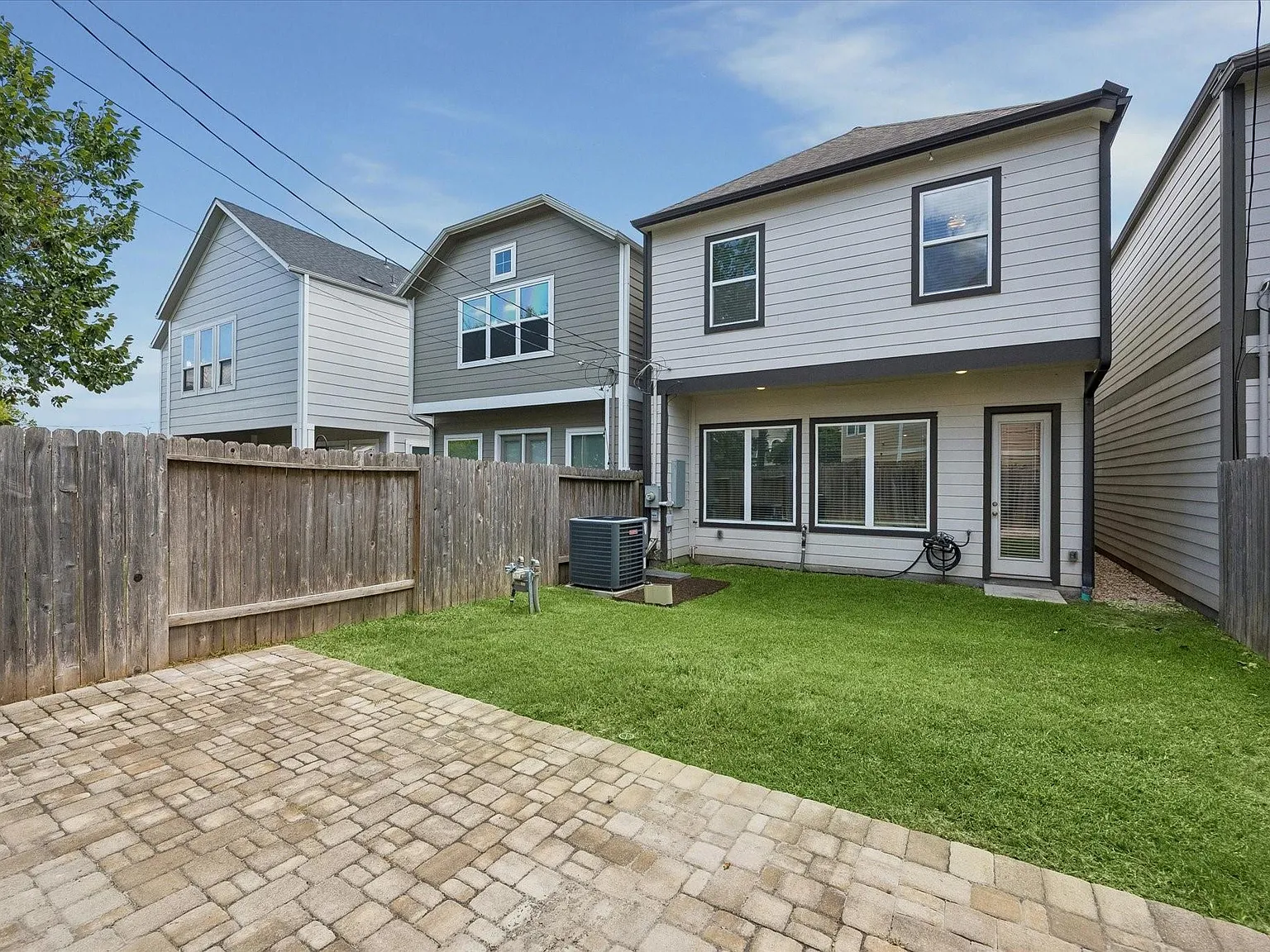 3 bed, 2.5 bath, 2533 sqft, $4,000 — Photo 2