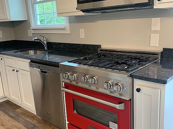 4th image of 183 Woodbine Dr