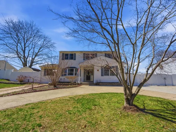 44 S Howells Avenue, Farmingville, NY 11738