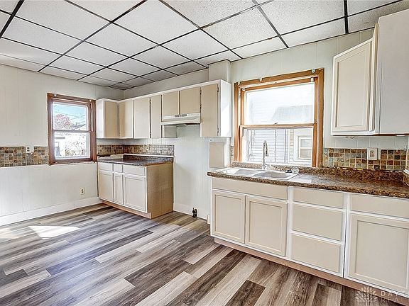 5th image of 121 Fernwood Ave