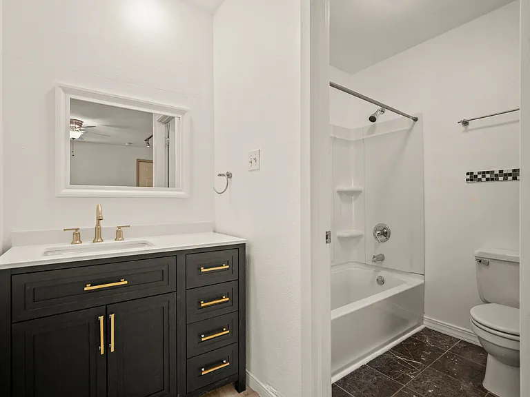 210 W 38th St #12 — Photo 4