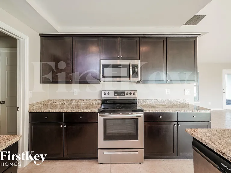 2127 NW 41st Pl — Photo 6