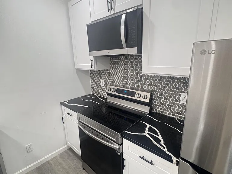 2328 Nicholas St — Photo 3