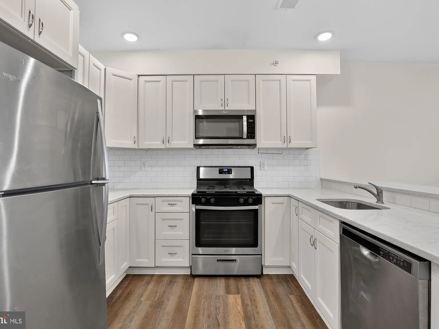 1 bed, 1.0 bath, 852 sqft, $1,950 — Photo 2