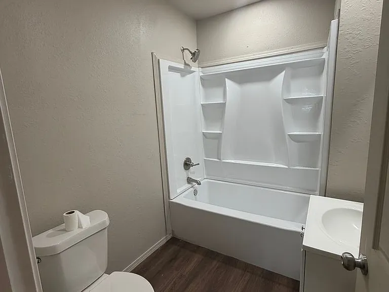 315 NE #G — Photo 4