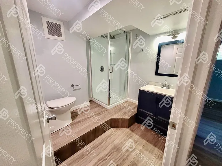 221 W 5th St — Photo 15
