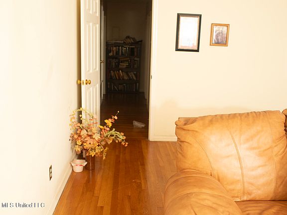 2nd image of 5447 Venetian Way