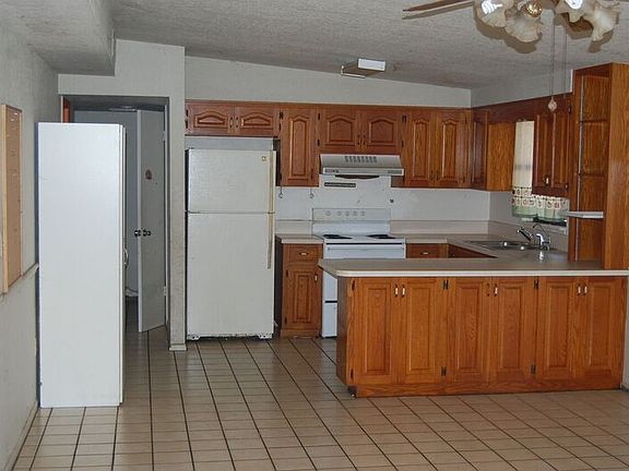 3rd image of 2610 Fowler Ave