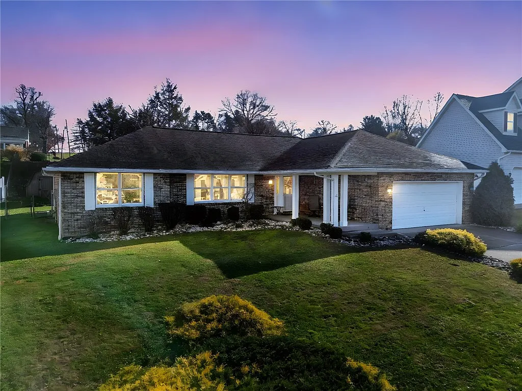 321 Meadowlark Dr S photo 1