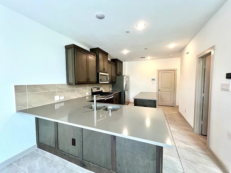 1755 Montgomery Dr — Photo 7