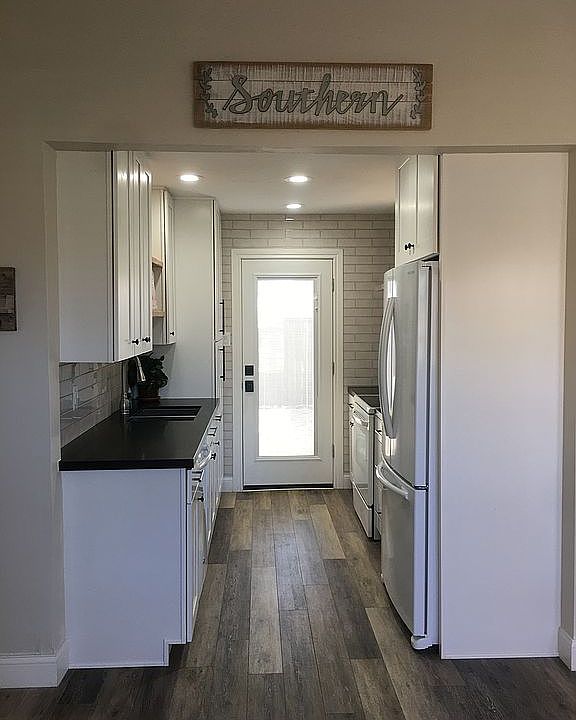 1st image of 403 Lakeway Dr
