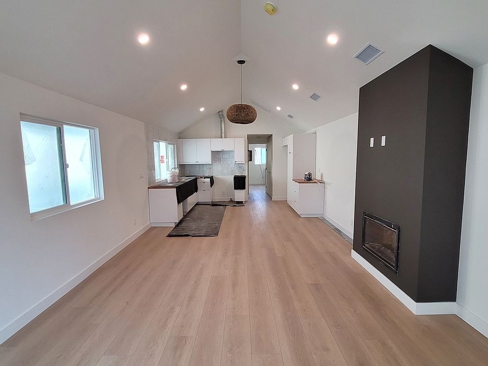 2nd image of 1027 Manhattan Ave